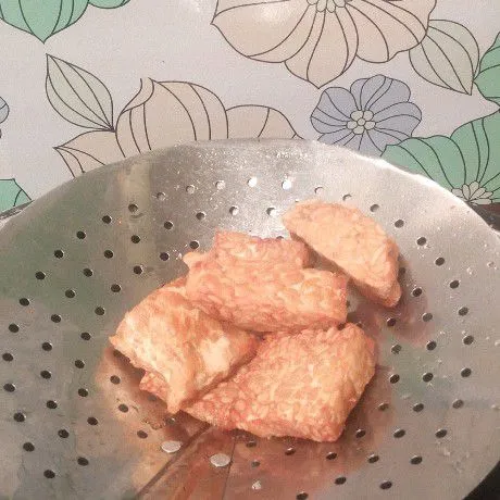 Potong-potong tempe. Marinasi dengan garam saja. Lalu goreng sampai matang, tiriskan.