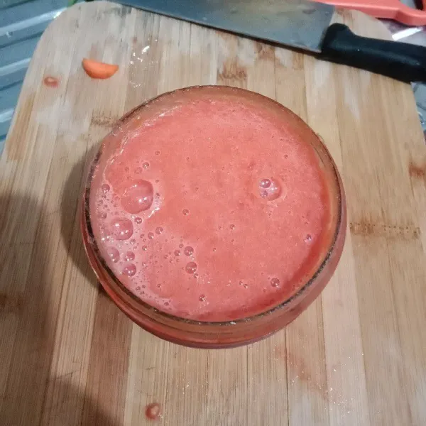 Blender halus tomat dan wortel dengan 200 ml air.