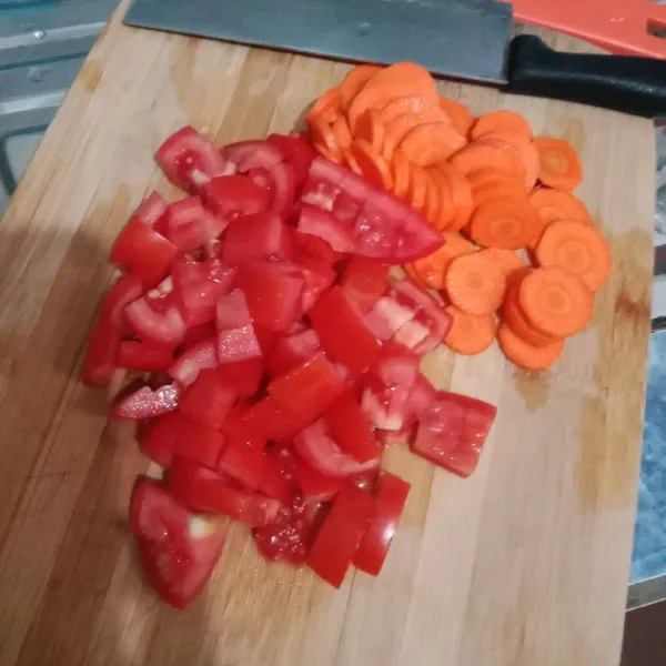 Cuci bersih tomat, wortel lalu potong.