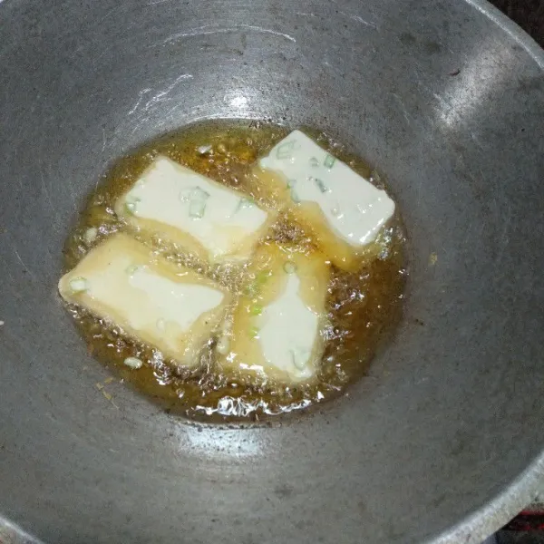 Panaskan minyak lalu goreng hingga matang, angkat dan tiriskan, siap disajikan.