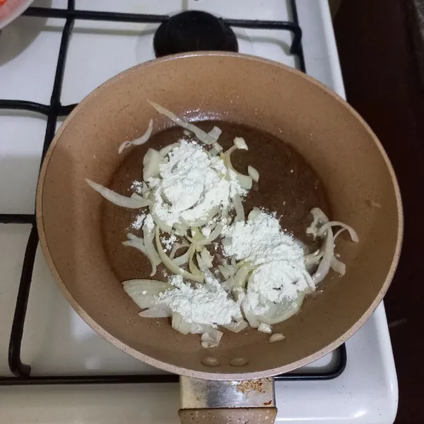 Masukkan tepung terigu, aduk cepat.