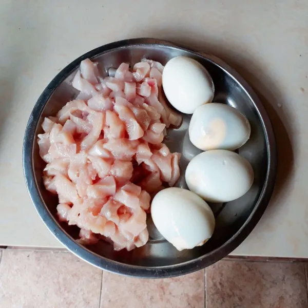 Potong dadu kecil ayam. Rebus telur hingga matang dan kupas kulitnya, tusuk - tusuk dengan garpu, agar bumbu cepat meresap.