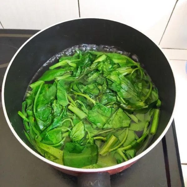 Rebus kangkung, angkat lalu tiriskan. NB: saya rebus setengah matang agar tetap kress ketika dimakan.