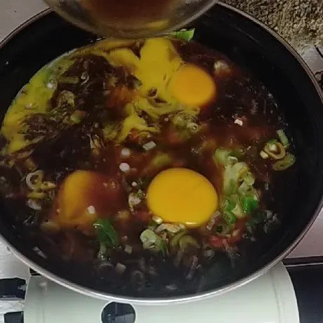 Masukkan kuah kecap. siram siram kuning telur dengan kuah kecap. Masak hingga air menyusut, kemudian angkat. siapkan nasi hangat, siram dengan telur. siap dinikmati.