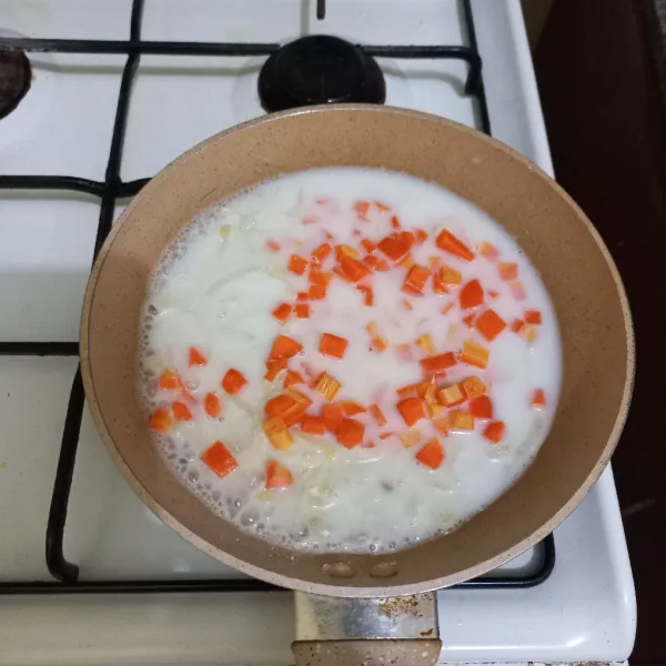 Masukkan potongan dadu wortel, masak hingga wortel matang.