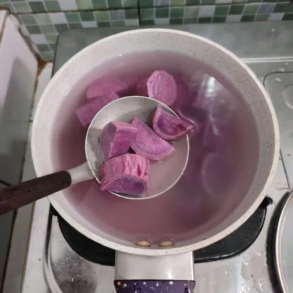 Rebus ubi ungu hingga setengah empuk, kemudian tiriskan.