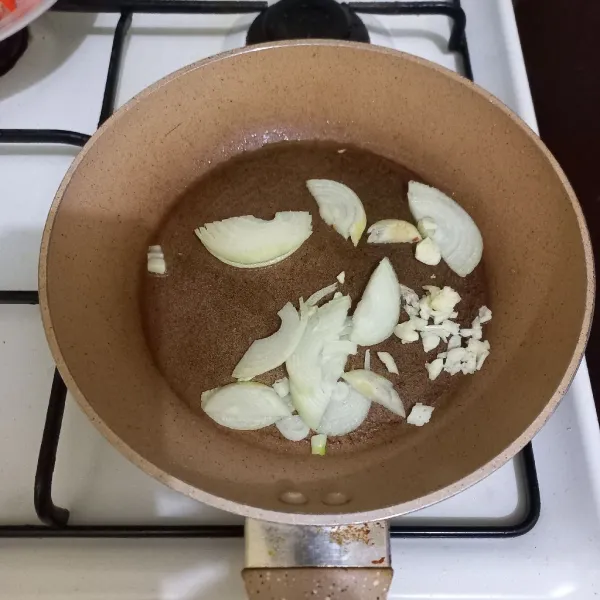 Tumis irisan bawang bombay dan bawang putih cincang hingga harum.