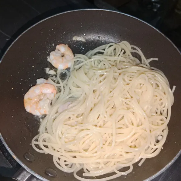 Masukan spageti lalu aduk rata.