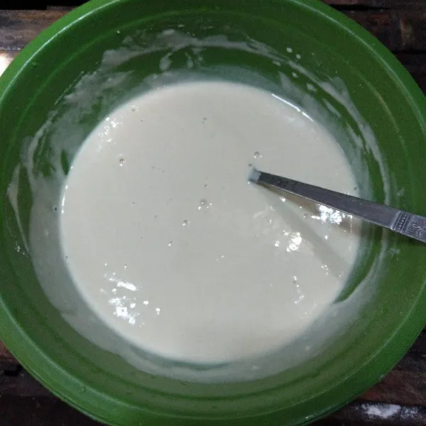 Campurkan tepung krispy dengan air hingga menjadi adonan kental.