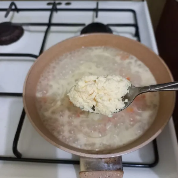 Tambahkan keju oles.