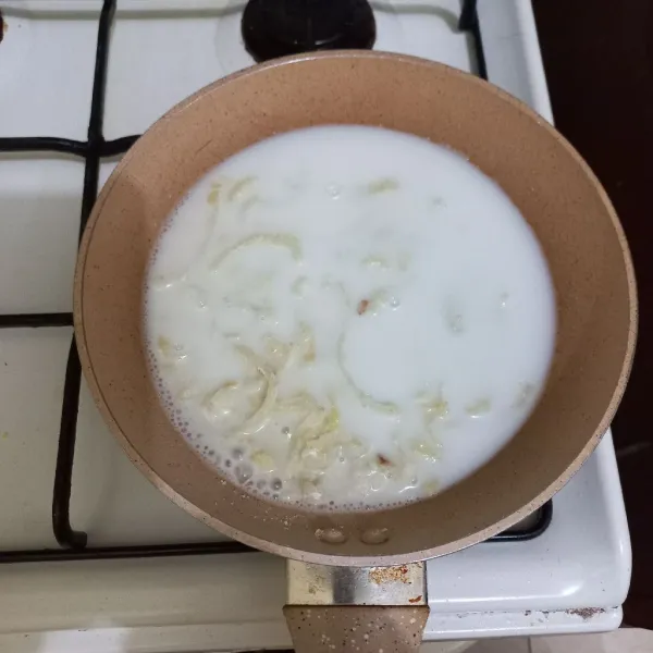 Masukkan larutan fiber creme secara bertahap.