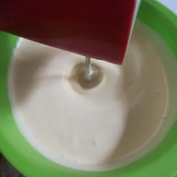 Mixer telur, vanili dan gula pasir sampai berbusa, selanjutnya tambahkan SP mixer dengan kecepatan tinggi sampai mengembang.