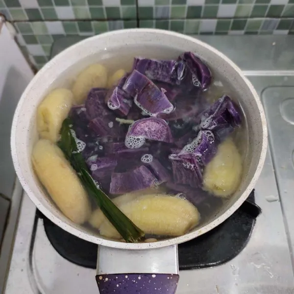 Lalu masukkan ubi ungu, masak hingga pisang dan ubi empuk.