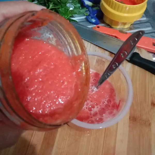 Kemudian masukkan jus tomat ke dalam gelas. Aduk. Dinginkan sejenak di kulkas.