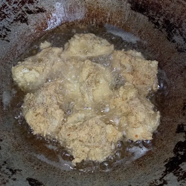 Panaskan minyak goreng lalu masukkan tahu walik, goreng tahu hingga kering keemasan, tiriskan dan siap disajikan.