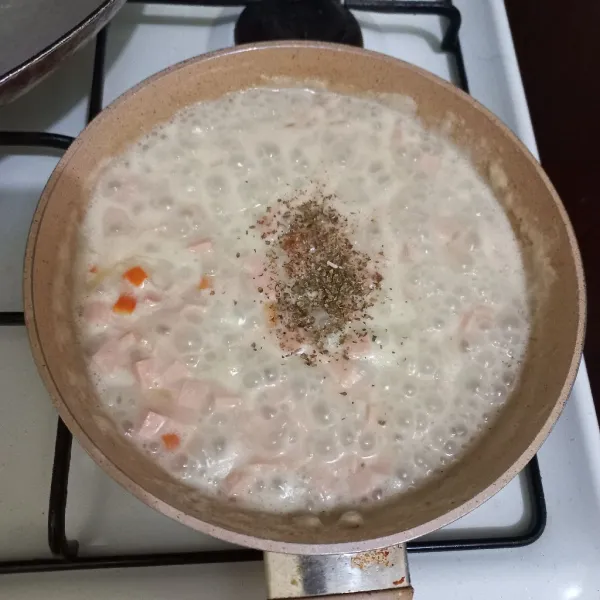 Masukkan potongan dadu sosis dan oregano kering, masak hingga matang.
