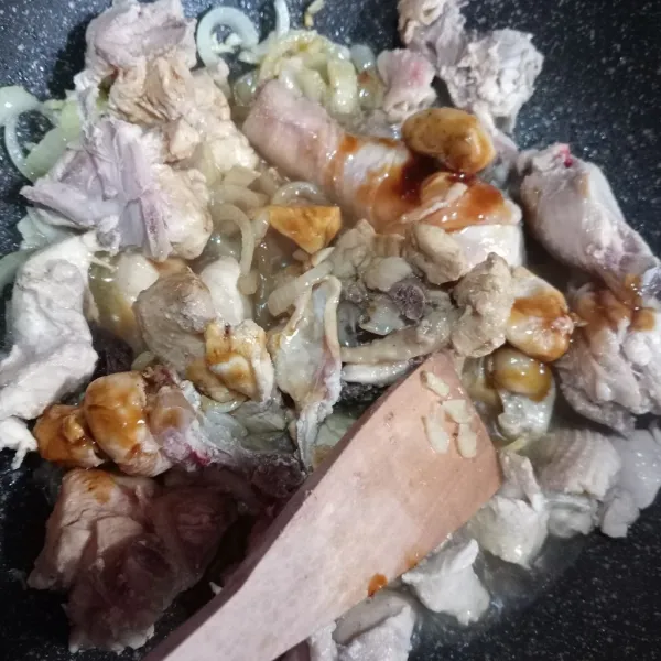 Tambahkan saos tiram, kecap manis, kecap asin, asam jawa, gula merah, gula pasir. Aduk - aduk.