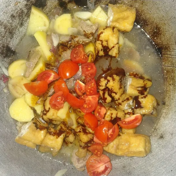 Masukkan kecap manis, irisan tomat dan beri penyedap rasa setelah itu masukkan sisa kaldu, tunggu hingga kuah menyatu dan siap disajikan.