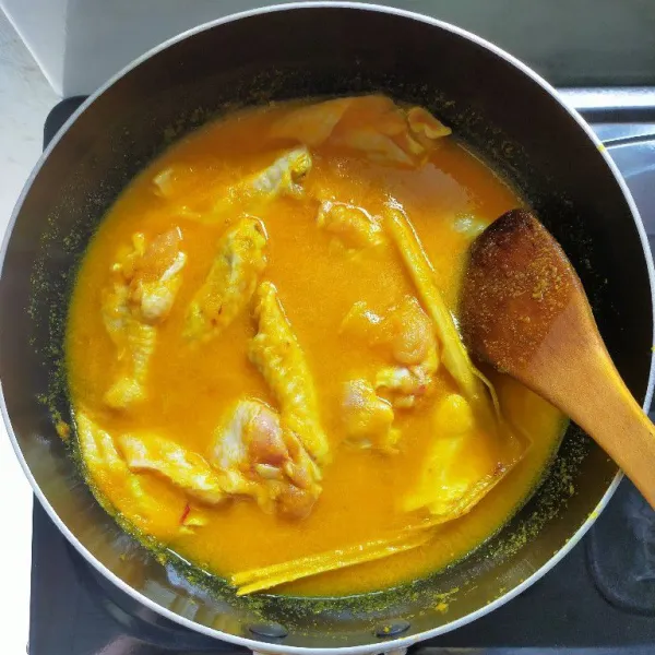 Lalu masukkan ayam, kemudian tambahkan air, garam dan kaldu jamur aduk rata.