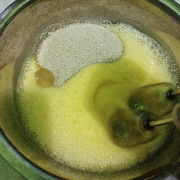 Mixer telur, SP dan gula pasir hingga kental pucat berjejak dengan kecepatan tinggi