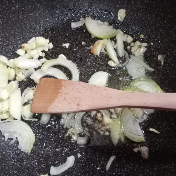 Masukkan bawang bombai. Tumis sebentar.