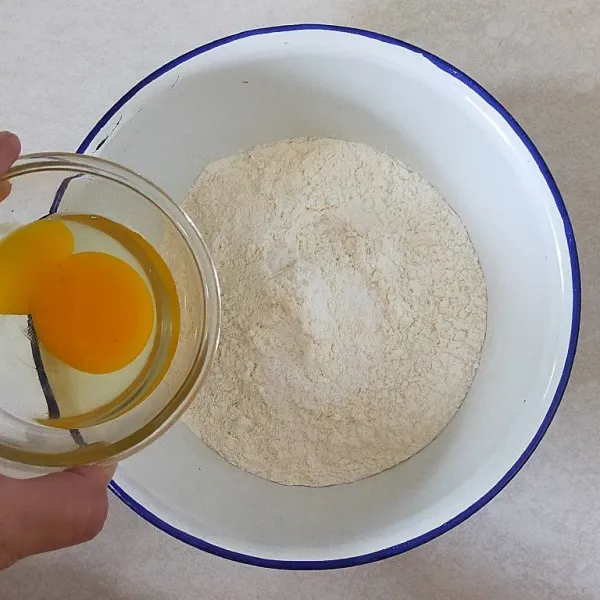Campur tepung terigu,garam dan telur.