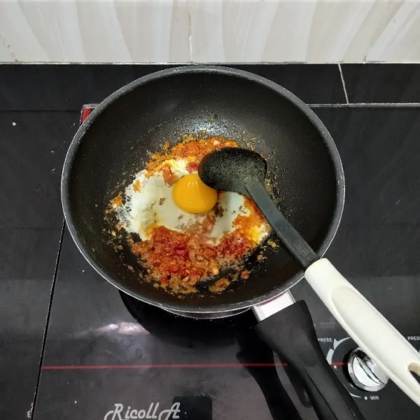 Lalu masukkan telur,tumis buat orak-arik.