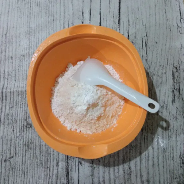 Dalam wadah, masukkan tepung tapioka, tepung terigu, garam, kaldu bubuk dan bubuk bawang putih. Aduk hingga tercampur rata.