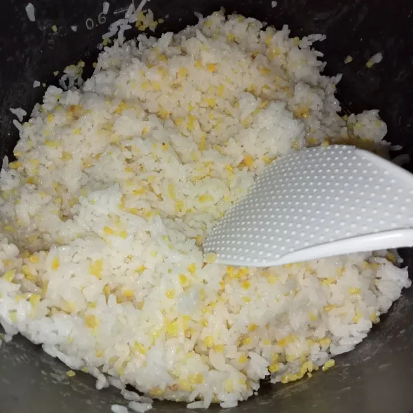 Nyalakan mode cook seperti biasa menanak nasi dalam magicom. Setelah mode warm cepat buka magicom, kemudian aduk rata nasi supaya matang sempurna. Nasi jagung siap dinikmati.