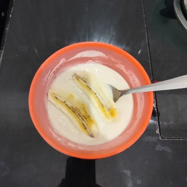Kemudian masukkan pisang ke dalam adonan terigu, balur hingga rata.