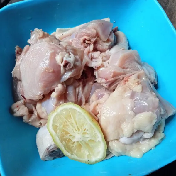 Lumuri ayam dengan jeruk nipis dan diamkan sesaat, lalu cuci bersih dan tiriskan.