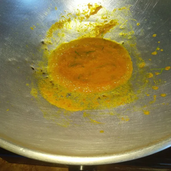 Panaskan minyak goreng, lalu tumis bumbu halus beserta irisan daun jeruk, tumis sampai bumbu benar benar matang