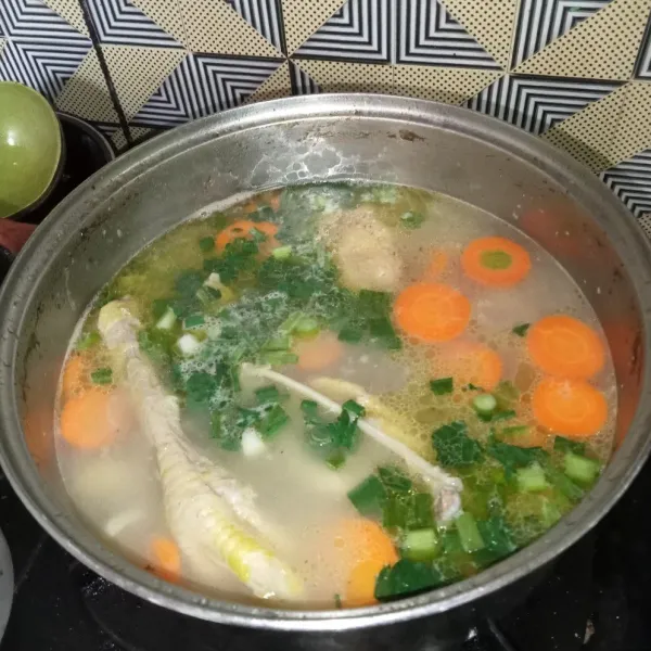 Masak sampai kentang dan wortel masak, lalu tambahkan irisan daun bawang dan seledri. Cicipi rasanya dan matikan kompor.