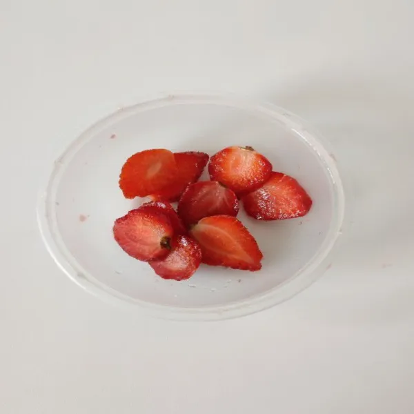 Cuci buah strawberry, lalu Iris buah strawberry. Sisihkan.