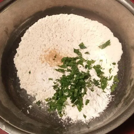 Tambahkan irisan daun seledri, garam, kaldu bubuk, bawang putih bubuk.