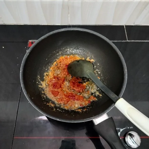 Panaskan minyak goreng. Tumis bumbu halus hingga benar-benar matang.