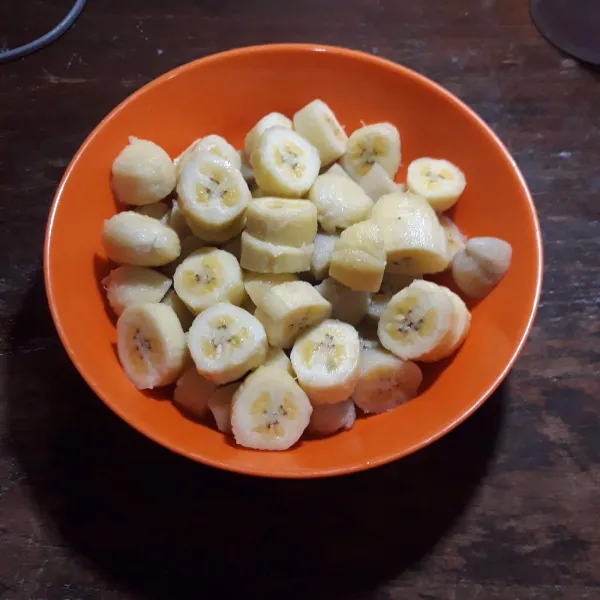 Kukus pisang kepok selama 10 menit, lalu kupas dan potong-potong.