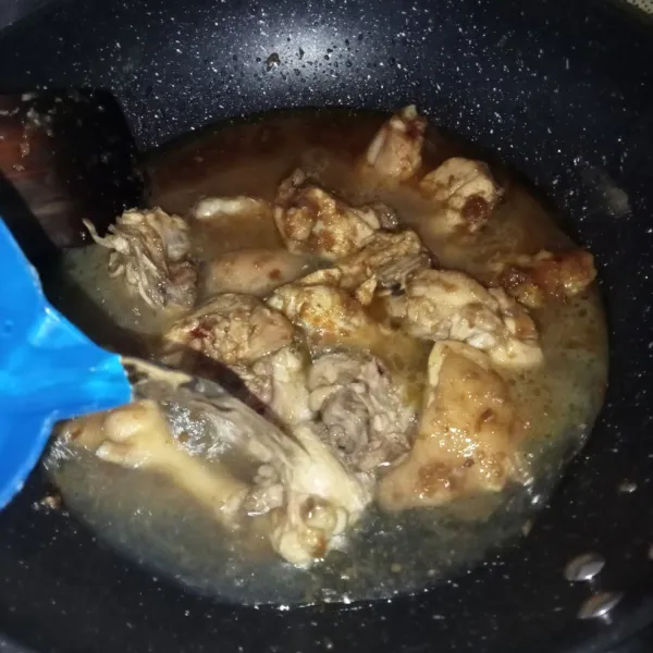 Tuang air dan bumbui dengan garam, lada bubuk, gula pasir dan kaldu jamur.