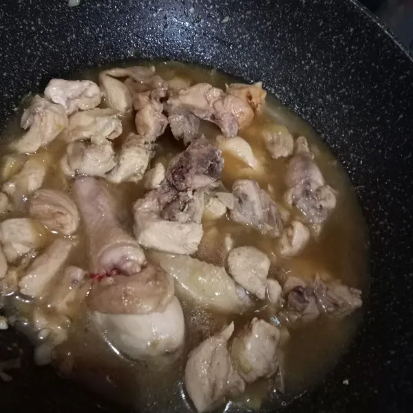 Tambahkan sedikit air kemudian tutup. Biarkan hingga setengah meresap. Koreksi rasa, bila kurang asin bisa tambah sejumput garam/kecap asin. Masak kembali hingga kuah menyusut dan minyak keluar. Siap disajikan.