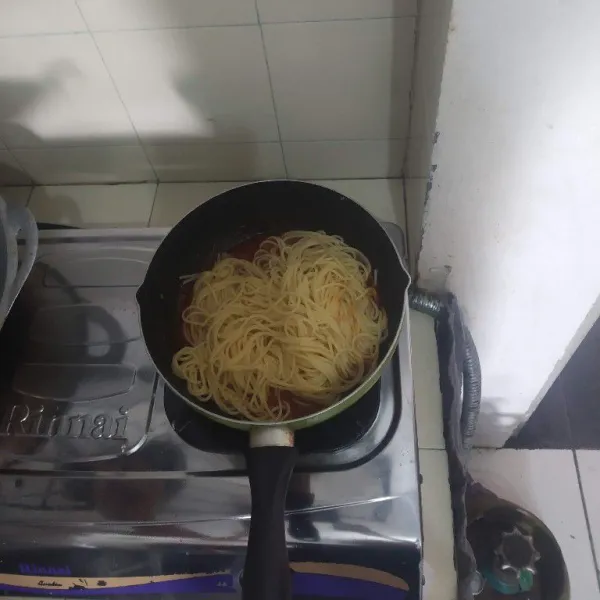 Masukkan spaghetti lalu aduk rata.