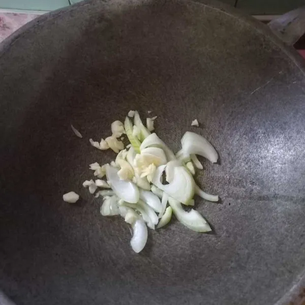 Siapkan bawang bombai, bawang putih, dan jahe iris, tumis hingga wangi.