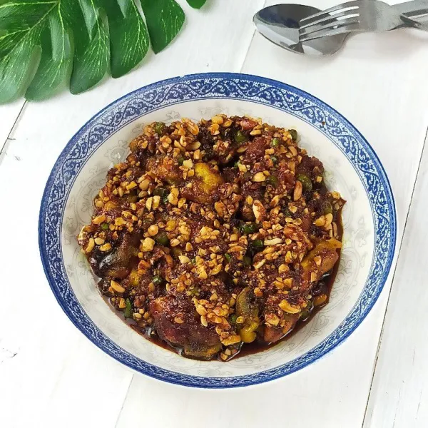 Susun ayam yang sudah di goreng tadi kedalam piring,siram dengan bumbu kecap tadi dan siap di sajikan.