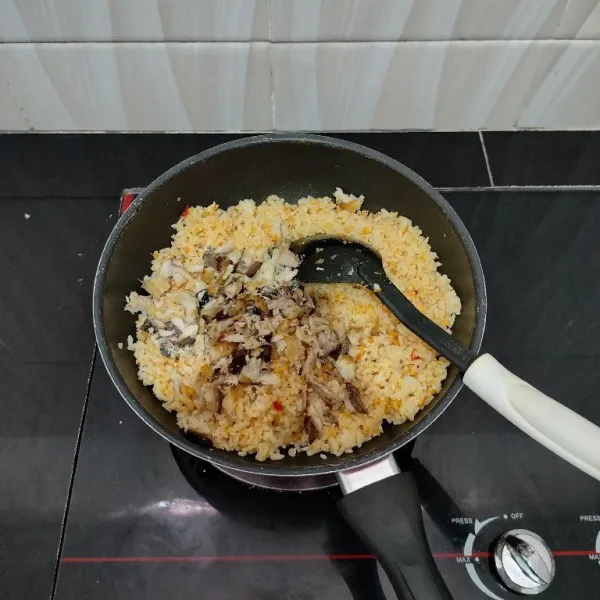 Lalu masukkan ikan tuna suwir. Aduk hingga tercampur rata dan matang tanak. Lalu angkat.