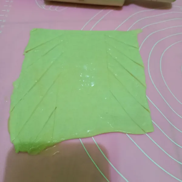 Siapkan 1 lembar pastry lalu olesi dengan SKM lalu kerat sisi kana dan kiri