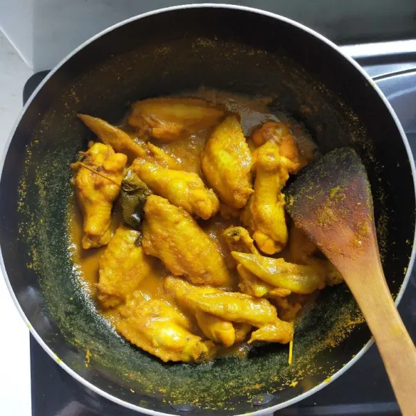 Ungkep ayam hingga empuk dan Bumbu meresap,lalu angkat dan tiriskan.