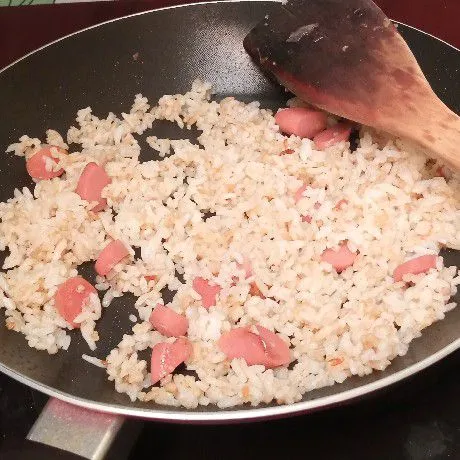 Tambahkan garam, kaldu bubuk dan sedikit kecap manis. Aduk-aduk sampai rata. Masak sampai nasi terlihat tanak.