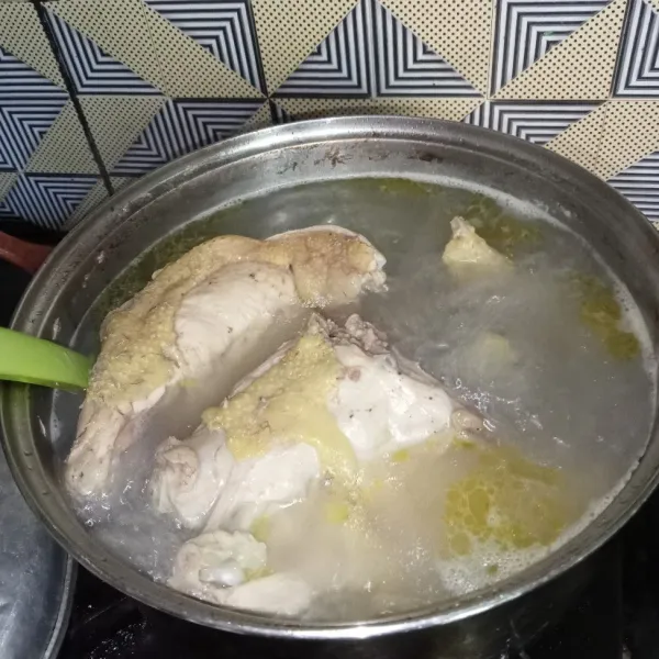 Rebus ayam dan air sampai ayam matang.
