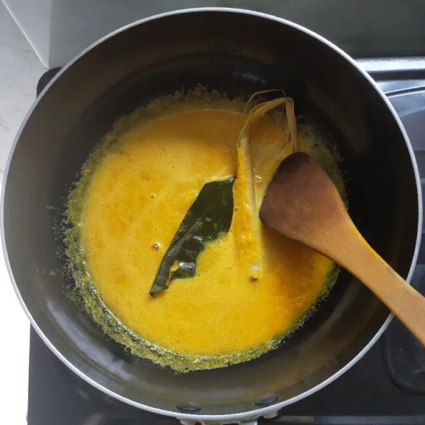 Masukkan bumbu halus dalam wajan,lalu beri daun salam dan serai.