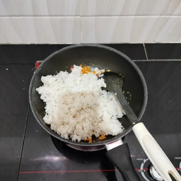 Kemudian masukkan nasi putih dan garam. Aduk rata.