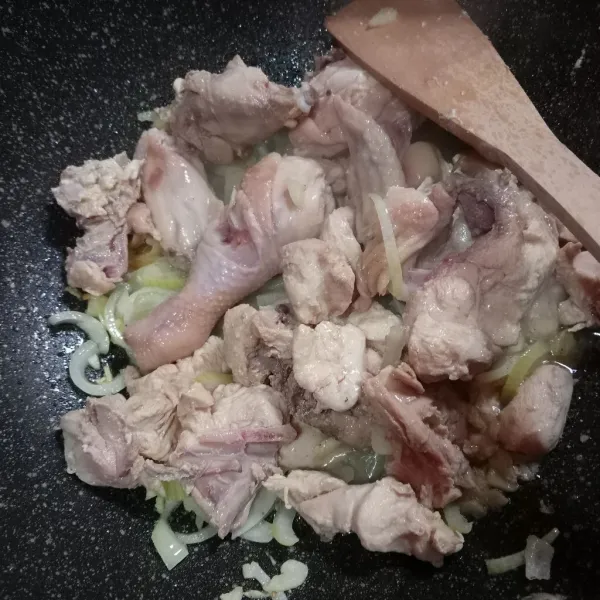 Masukkan ayam yang sudah direbus tadi.